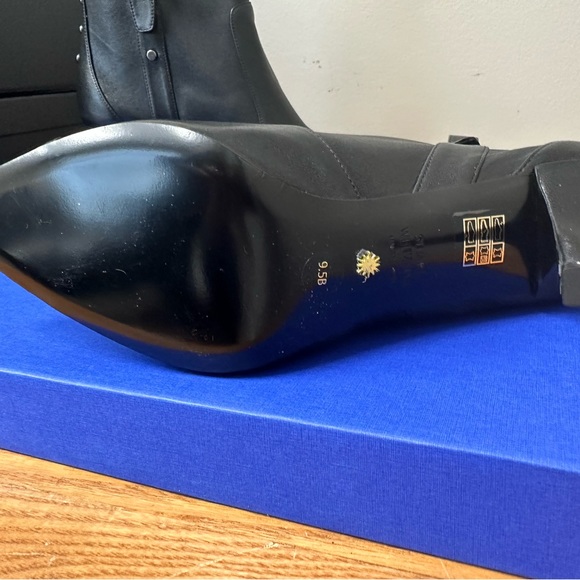 Stuart Weitzman Booties. Leather Maverick Ankle Boots 75. - Picture 3 of 5